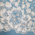 Tiulowa haftowana koronkowa tkanina z białego kwiatu
